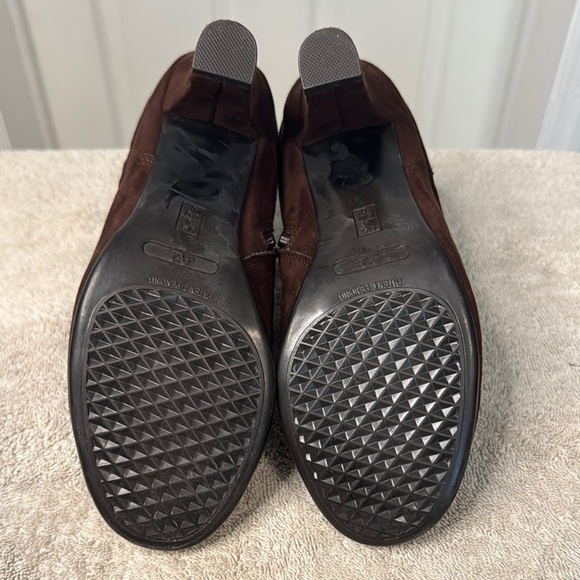 EUC A2 By Aerosoles Brown Ankle Boots with Gold Accents - Picture 8 of 8